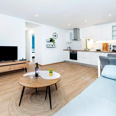 Otto Apartment With Sea View And Parking Rovinj Extérieur photo