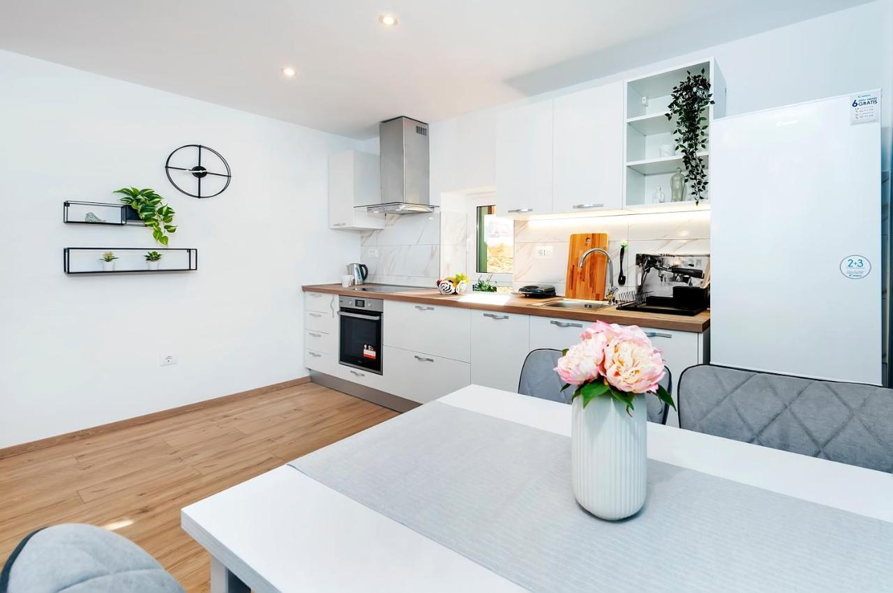 Otto Apartment With Sea View And Parking Rovinj Extérieur photo