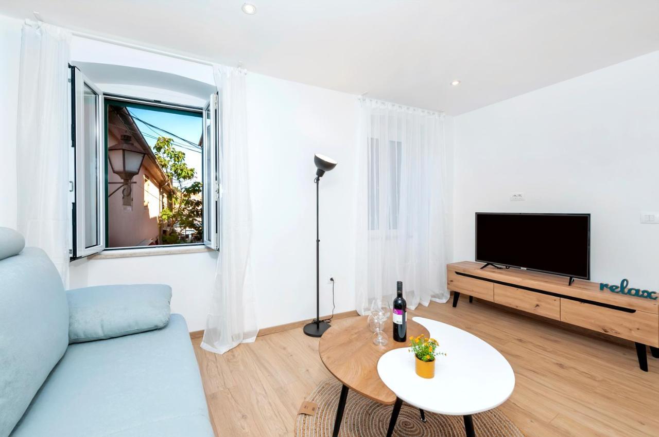 Otto Apartment With Sea View And Parking Rovinj Extérieur photo