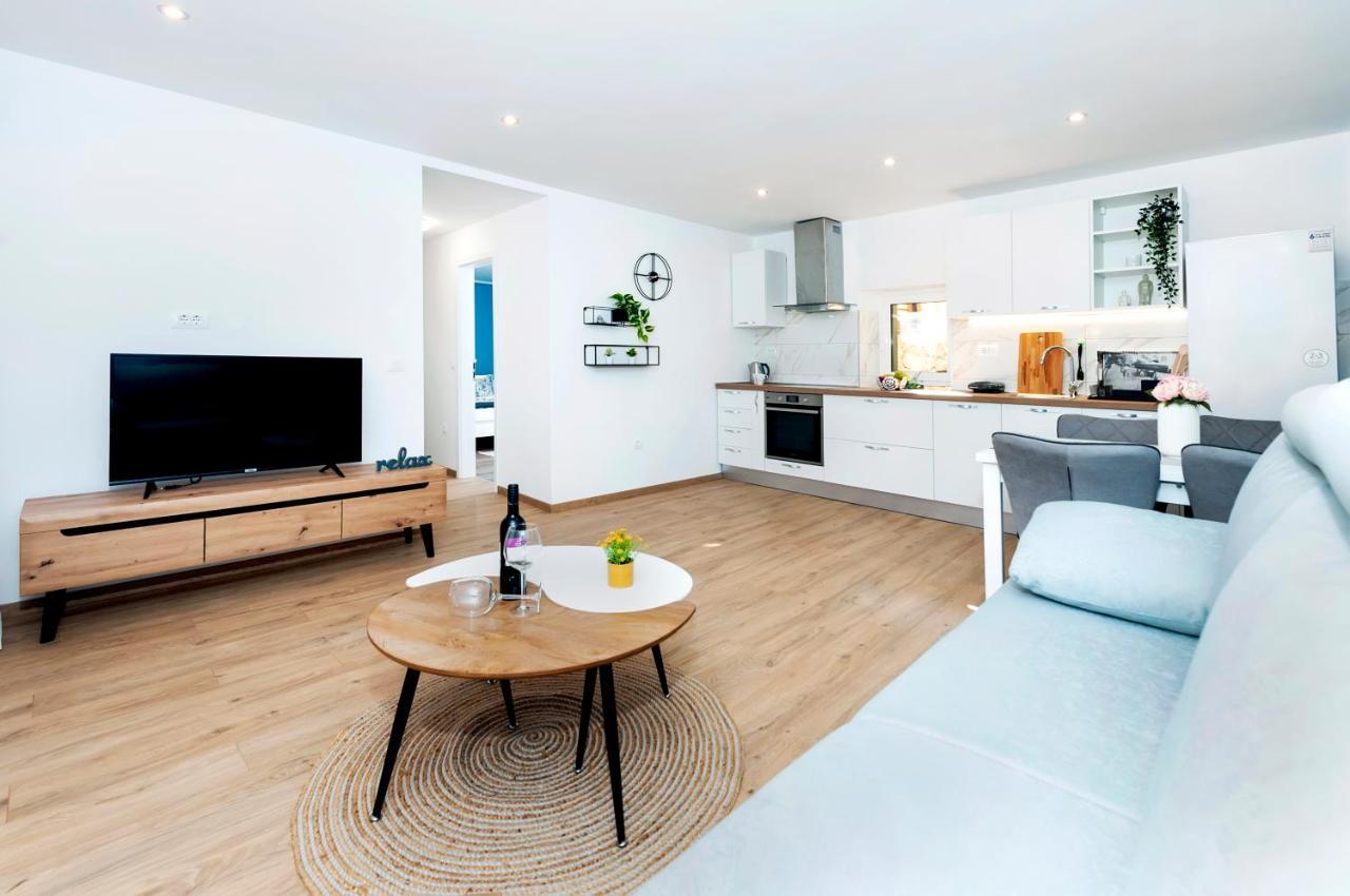 Otto Apartment With Sea View And Parking Rovinj Extérieur photo