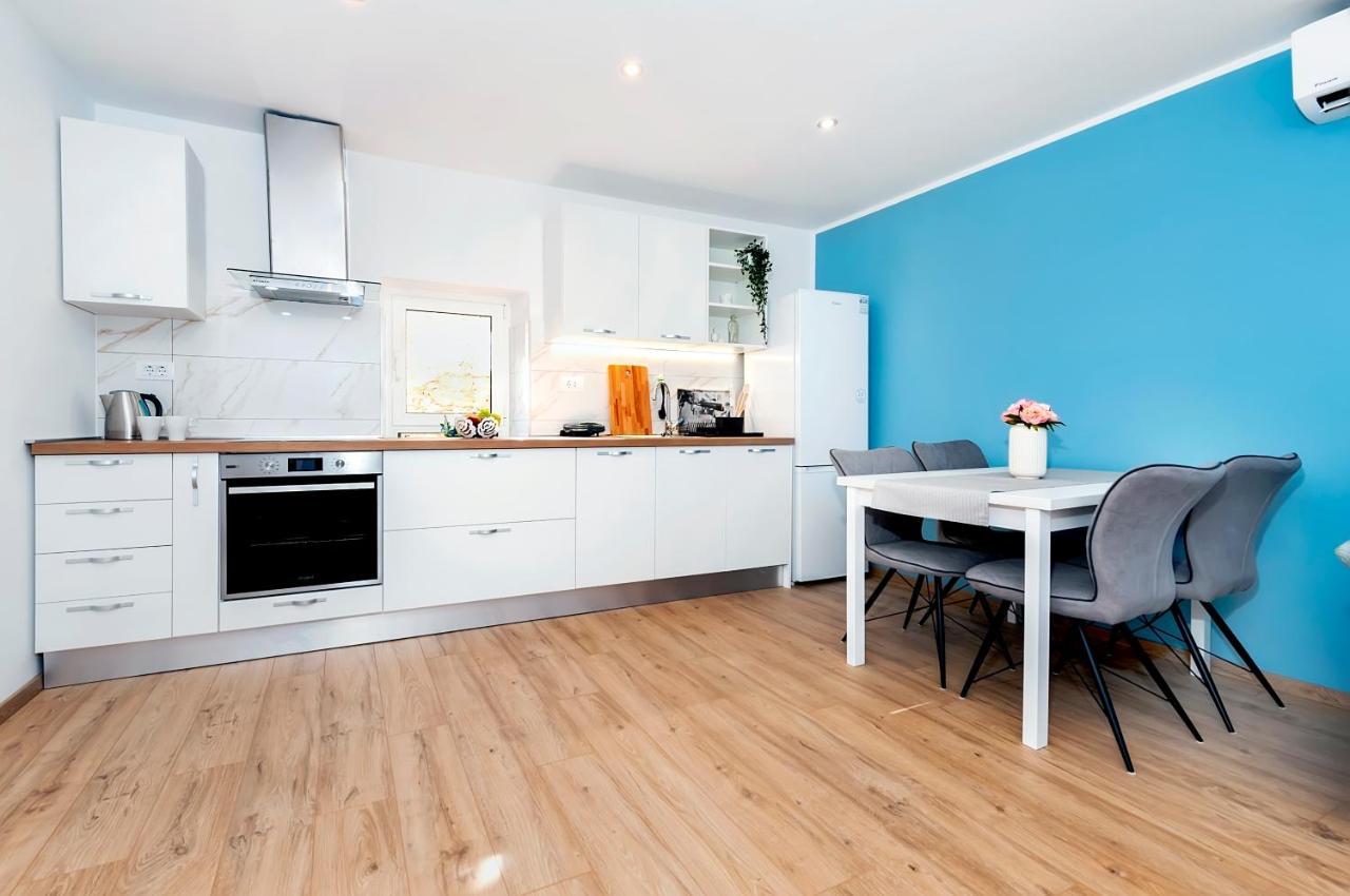 Otto Apartment With Sea View And Parking Rovinj Extérieur photo