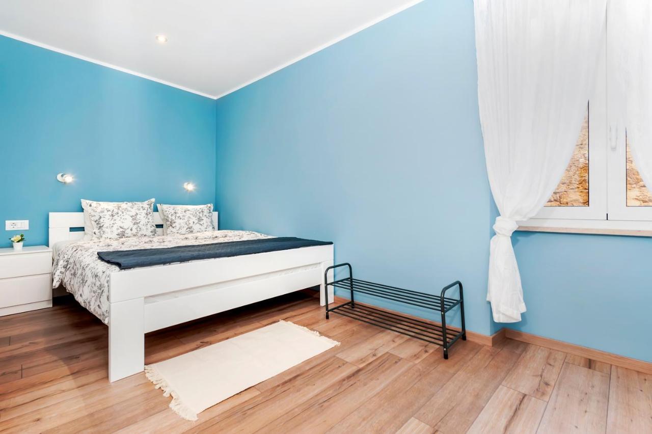 Otto Apartment With Sea View And Parking Rovinj Extérieur photo
