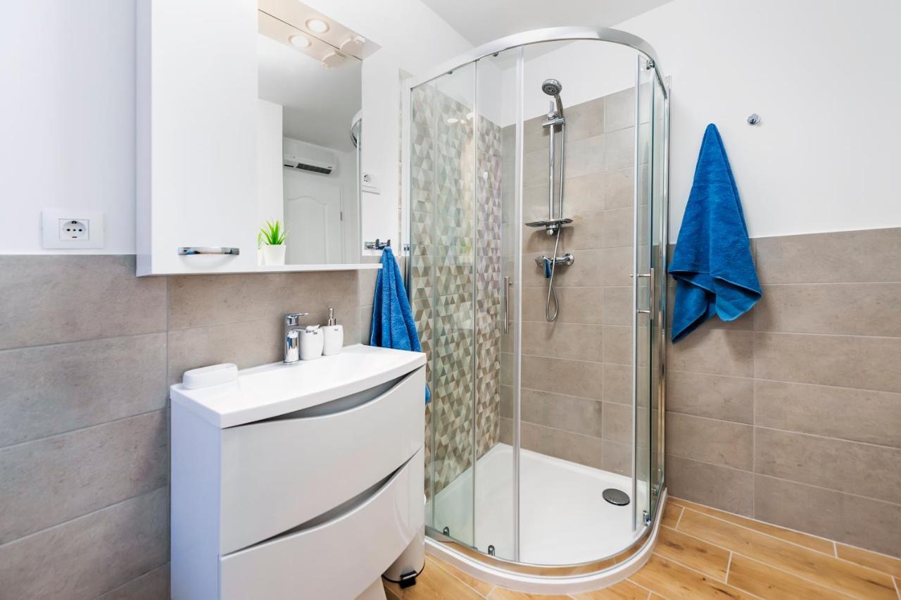 Otto Apartment With Sea View And Parking Rovinj Extérieur photo