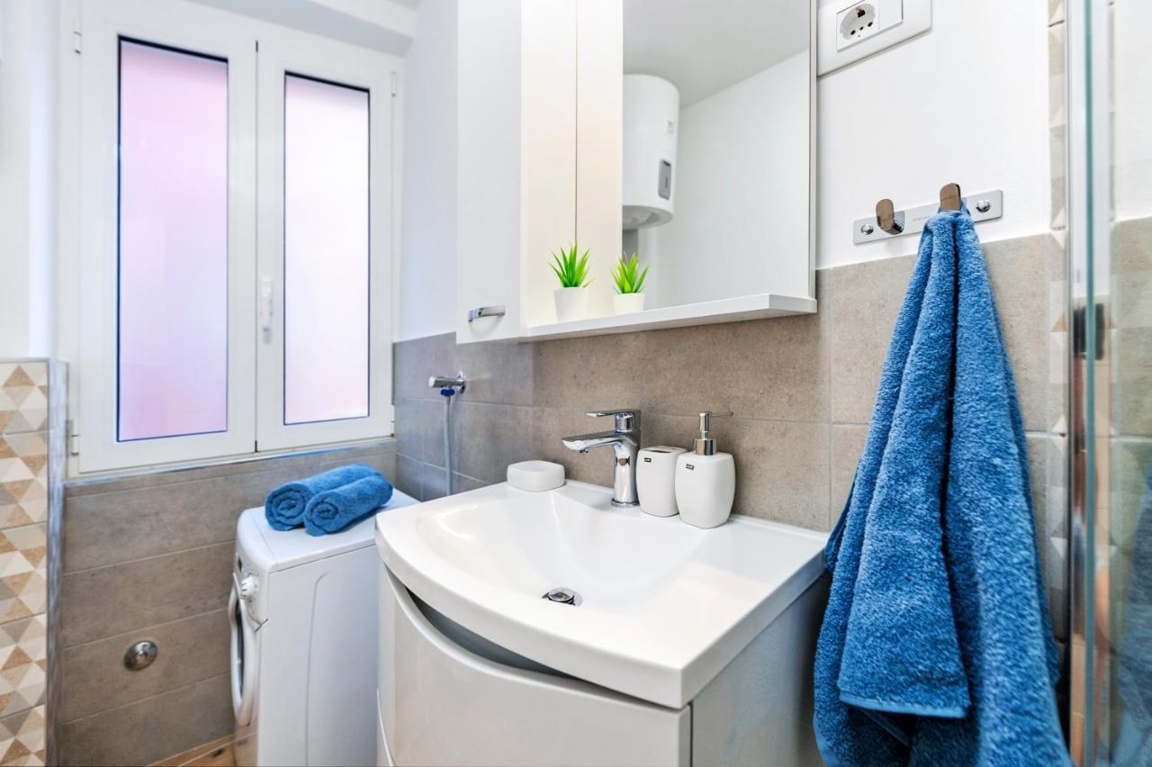 Otto Apartment With Sea View And Parking Rovinj Extérieur photo