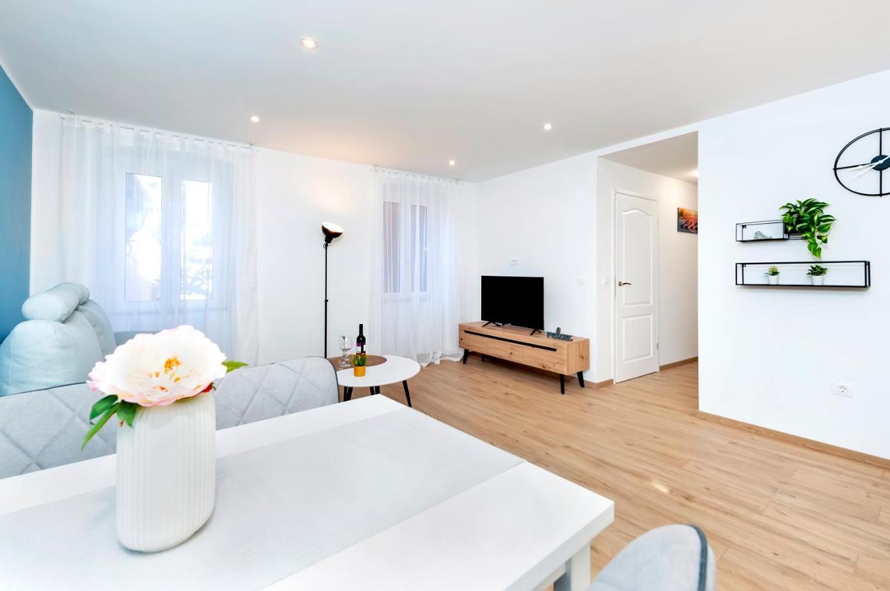 Otto Apartment With Sea View And Parking Rovinj Extérieur photo