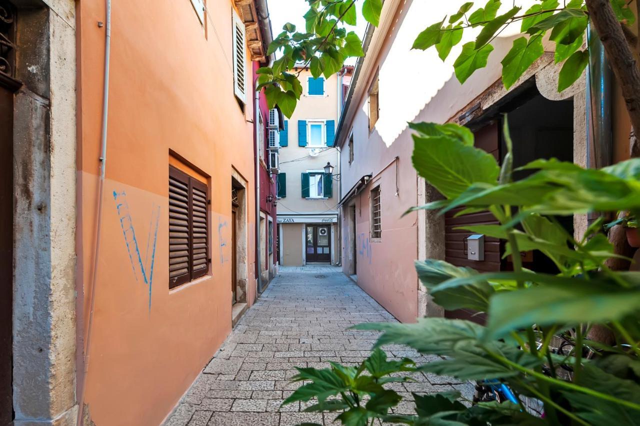 Otto Apartment With Sea View And Parking Rovinj Extérieur photo